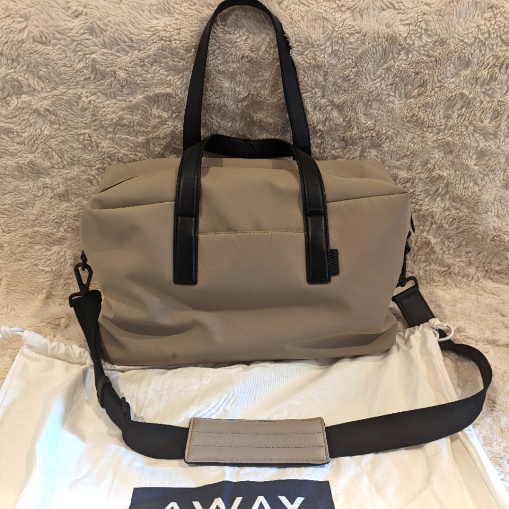 AWAY The Everywhere Bag, beige in excellent condition. Like new!